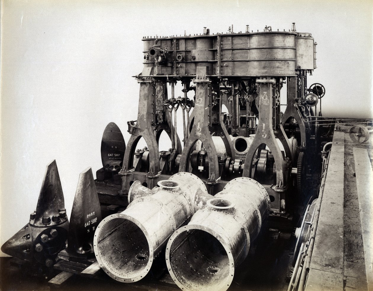 Piha nro 647, Baikal. Näytetään päämoottorit jäätä murtavaan junalauttahöyrylaivaan Baikal, 1896 tekijältä English Photographer
