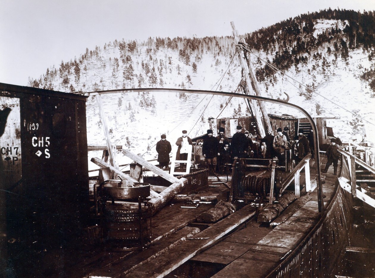 Piha nro 647, Baikal. Näytetään työmiehiä jäätä murtavan junalauttahöyrylaivan Baikal kannella Baikal-järven jälleenrakennuksen aikana tekijältä English Photographer