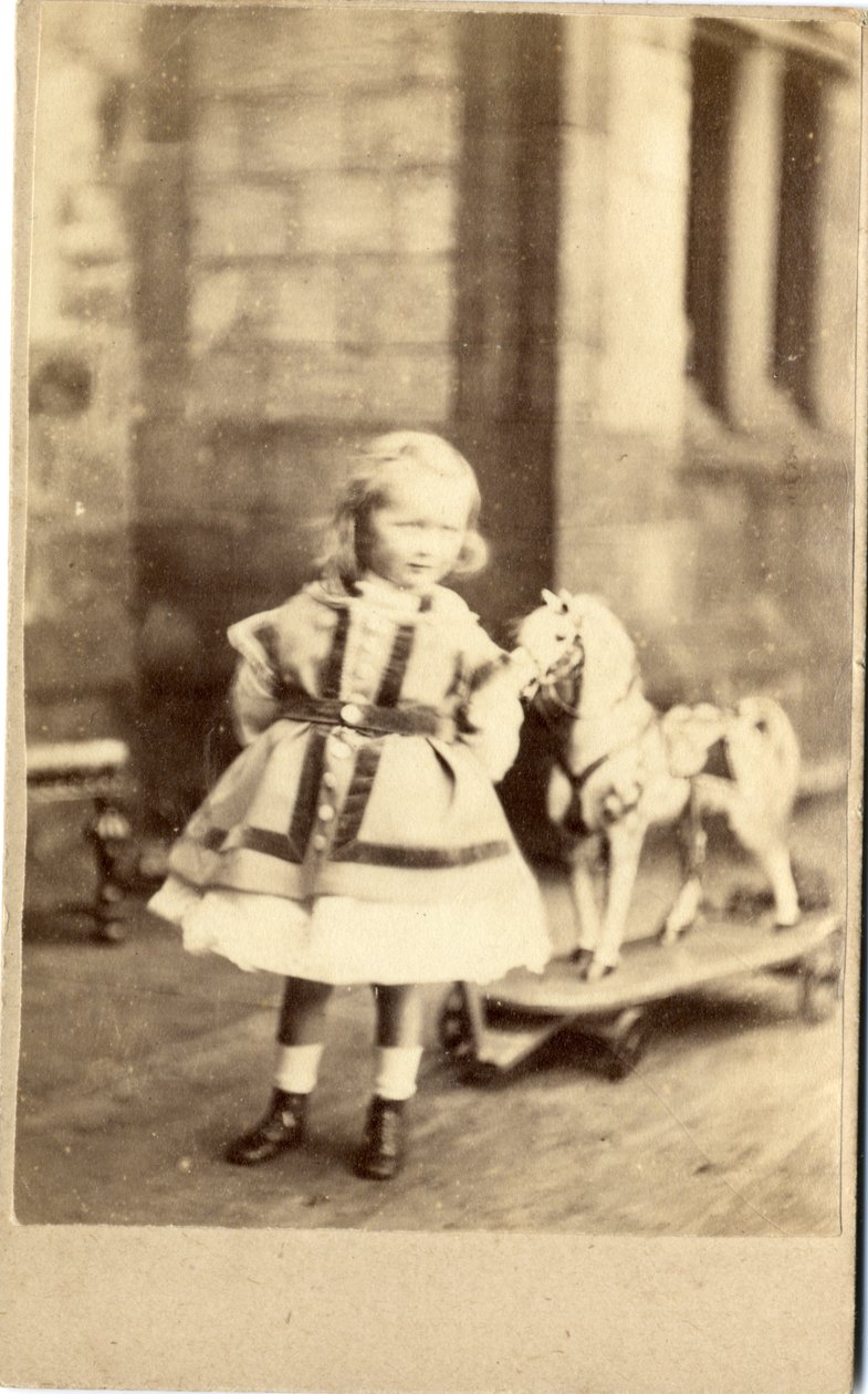 Nuori tyttö vedettävän leluhevosensa kanssa, 1860 (albumiprintti) tekijältä English Photographer