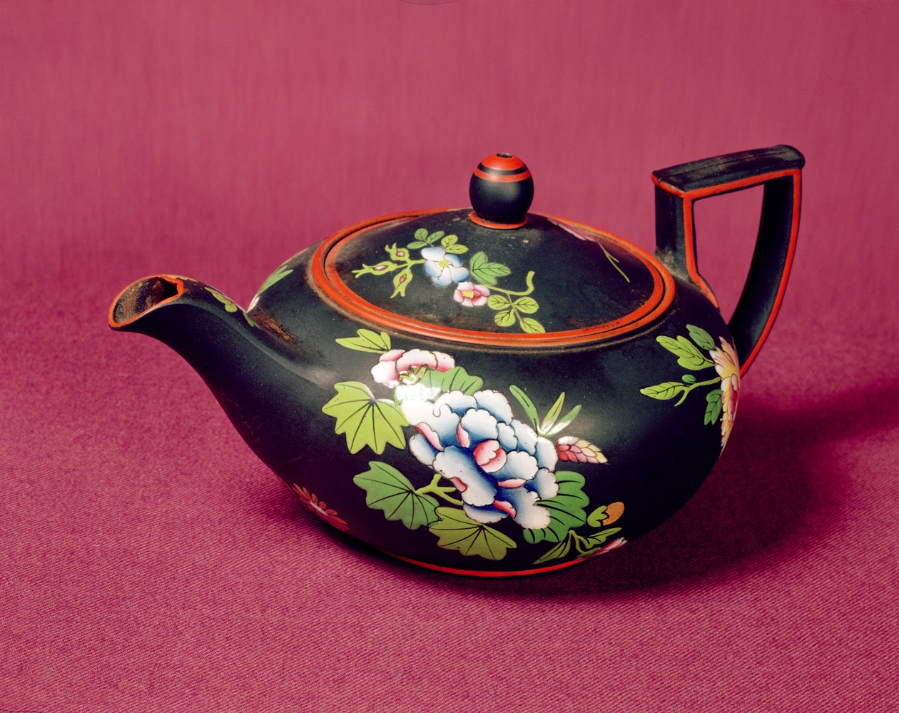 Musta basaltti Wedgwood teekannu, emaloitu kukilla, n. 1840-50 (kivitavara) tekijältä English School