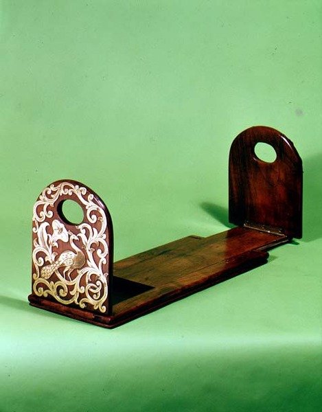 Kirjanpäät, 1800-luvun puoliväli (mahonkia upotekoristeinen messinki) tekijältä English School