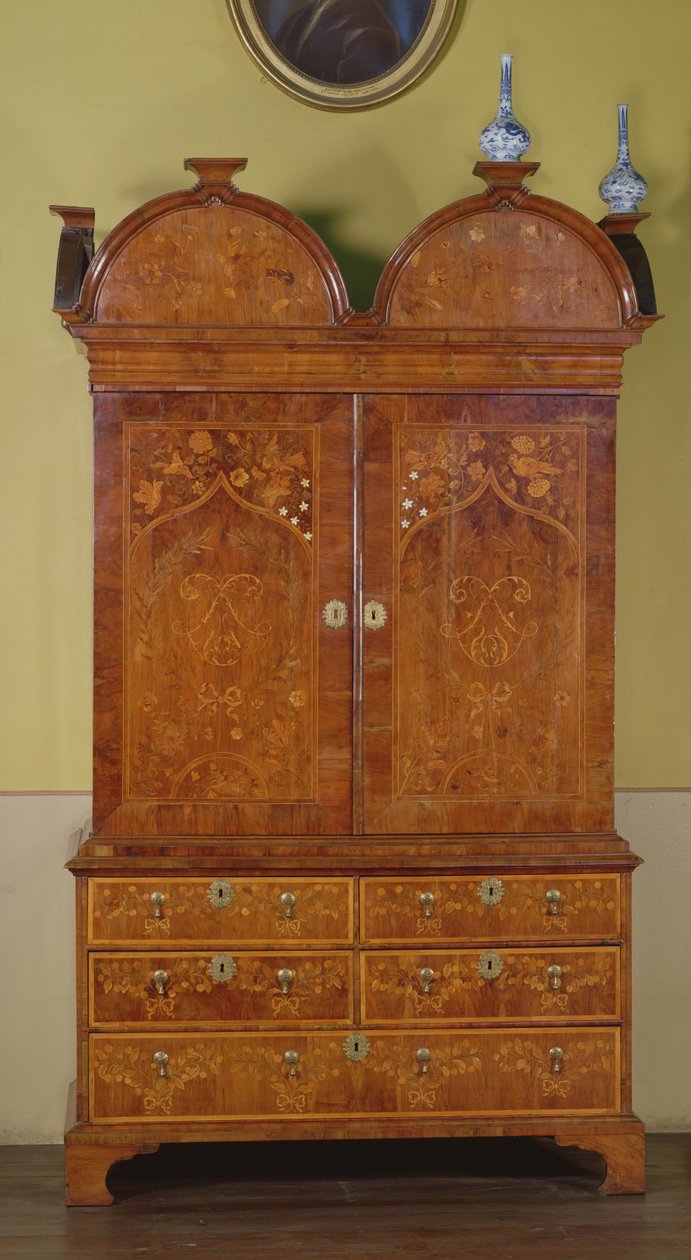 Kaappi, n. 1700 (pähkinämarquetry) tekijältä English School