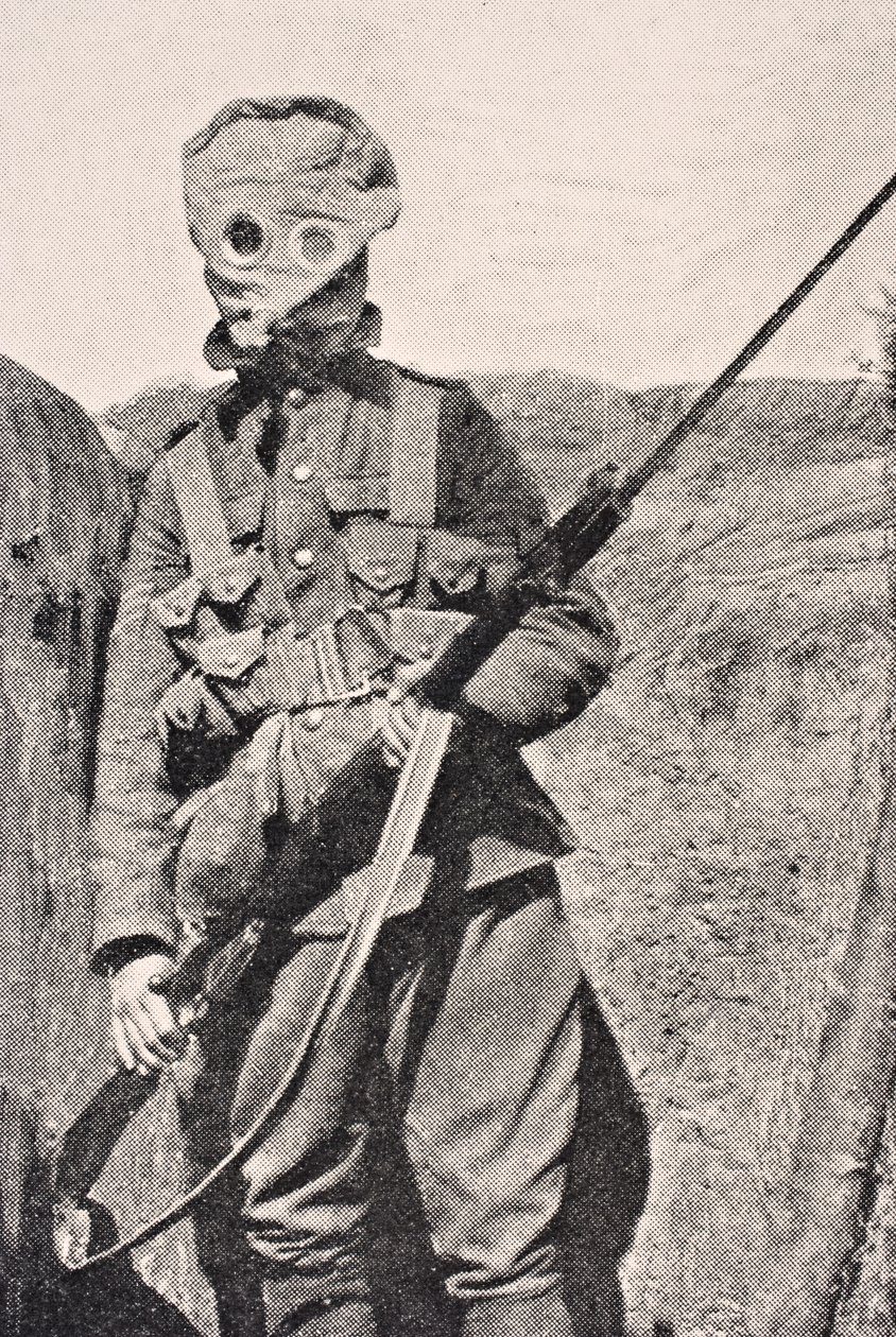 Kanadalainen sotilas kaasunaamarissa vuonna 1915, Lontoossa 1916 julkaistusta The War Illustrated Album de Luxesta tekijältä English School