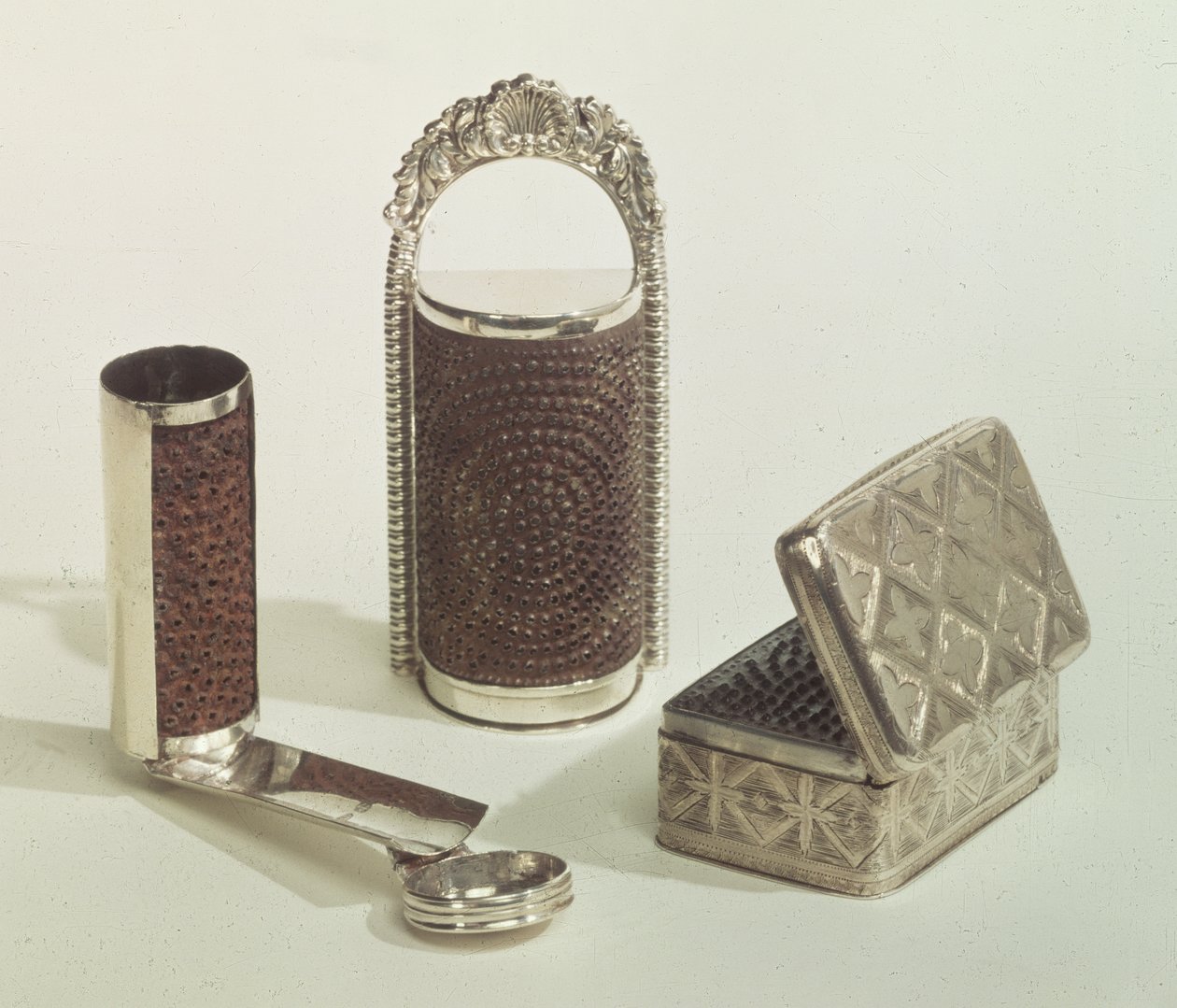 Kokoelma muskottipähkinäraastimet, 1828-40 (hopea) tekijältä English School