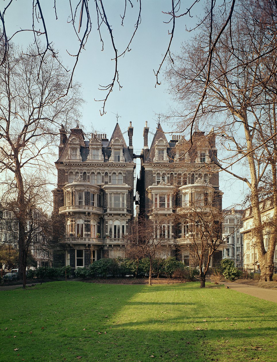 Cornwall Gardens, SW7, rakennettu 1850 tekijältä English School