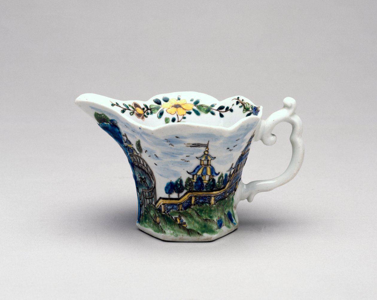 Kermanvärinen vene, Worcester Posliini, n. 1755-1758 (posliini) tekijältä English School