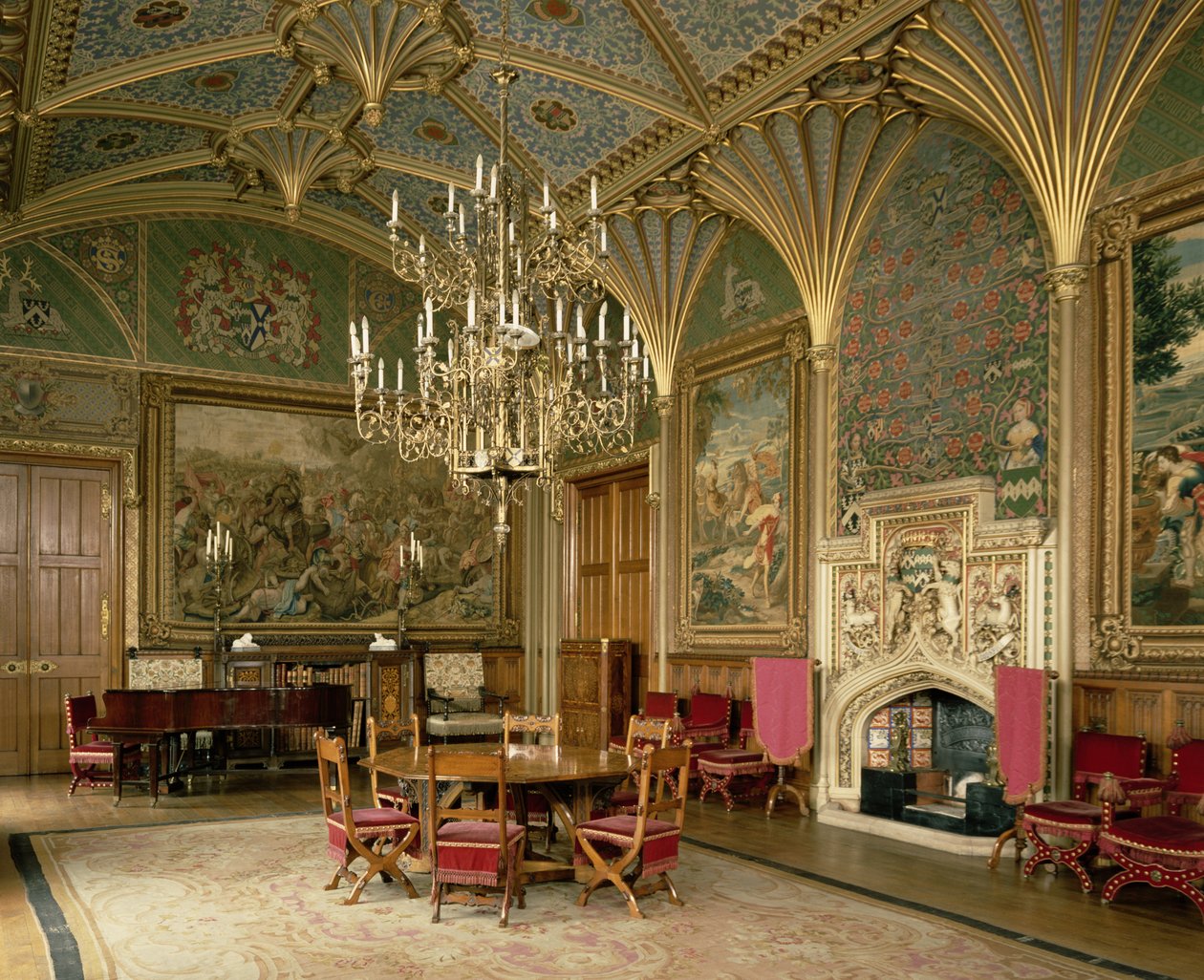 Eastnor Castle, Herefordshire: olohuone, Puginin suunnittelema huonekalu, n. 1840 tekijältä English School