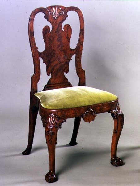 George I -sivutuoli kuorikaiverruksella ja cabriole-jaloilla, n. 1720 (pähkinä) tekijältä English School