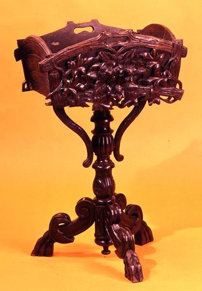Jardiniere, noin 1830 (veistetty tammi) (eri näkymät, katso myös 147808 ja 147810). tekijältä English School