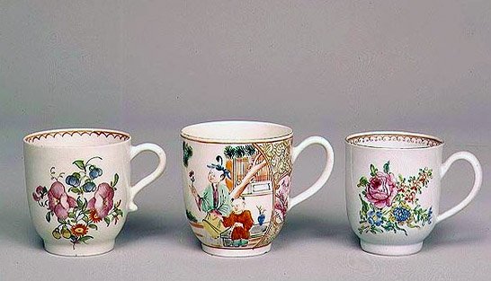 Liverpool-kahvikuppi, n. 1750-80; Lowestoft posliininen kahvikuppi, 1778; Worcester posliininen kahvikuppi, n. 1750-70 tekijältä English School