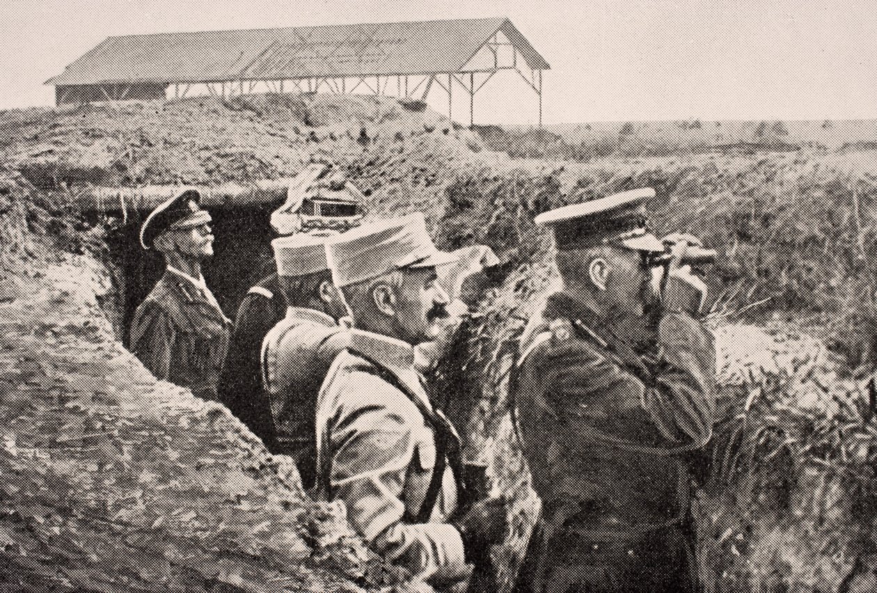 Lordi Kitchener kiikareilla kenraali Joffren kanssa juoksuhaudassa länsirintamalla elokuussa 1915, Lontoossa vuonna 1916 julkaistusta The War Illustrated Album deLuxe -lehdestä. tekijältä English School
