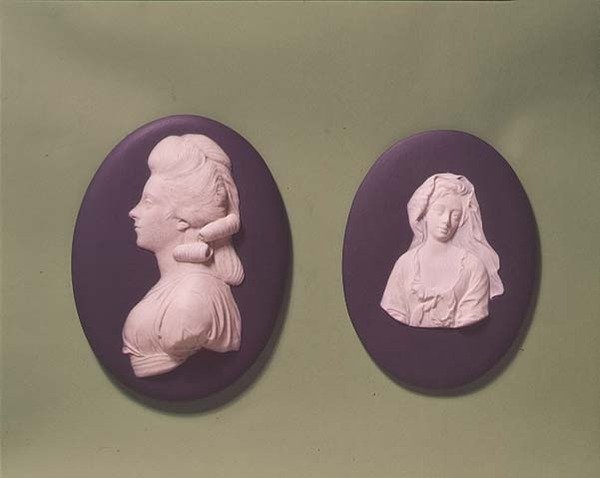 Lady Walpolen ja Devonshiren herttuattaren mitalit, n. 1850 (jasperware) tekijältä English School
