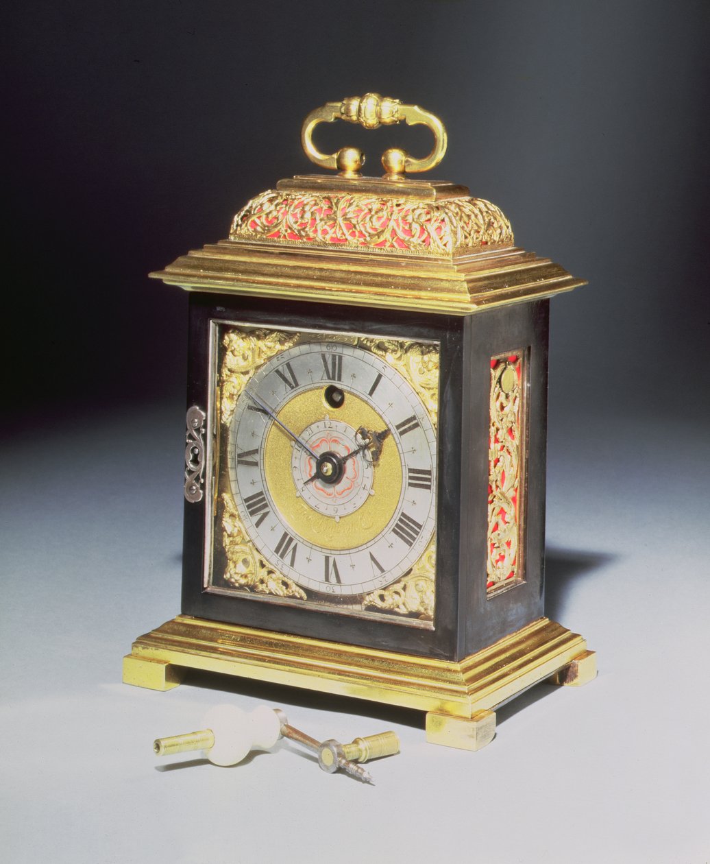 Pienoiskokoinen kiinnikekello, jossa on sinistetty teräs ja kullattu metallikotelo, Thomas Tompion (1639-1713), n. 1710 tekijältä English School