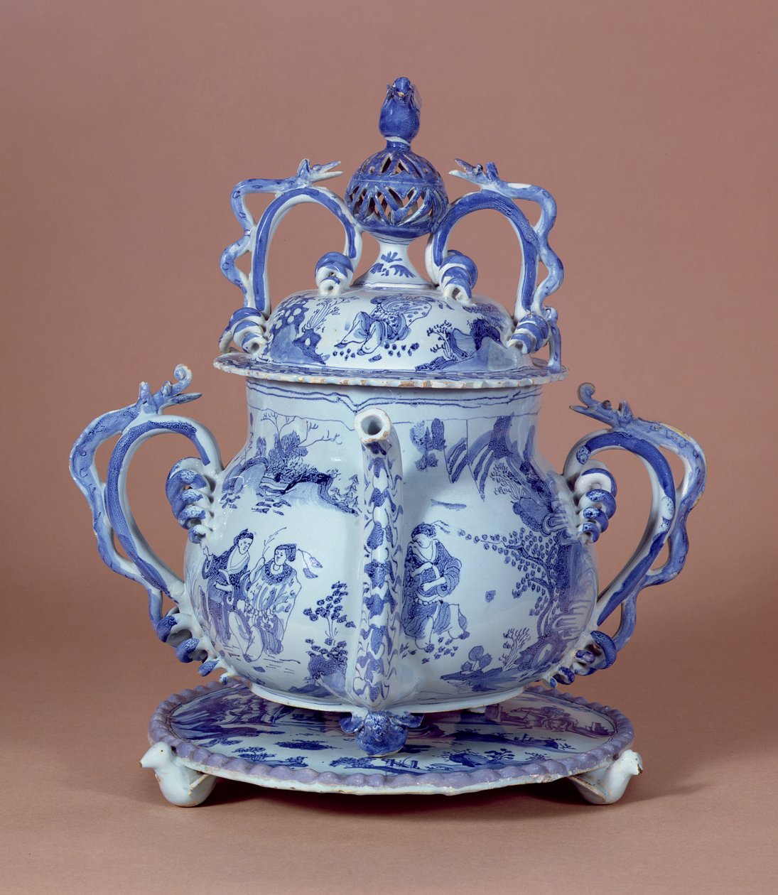 Posset Pot and Stand, Bristol, 1685 (tinalasitettu keramiikka) tekijältä English School