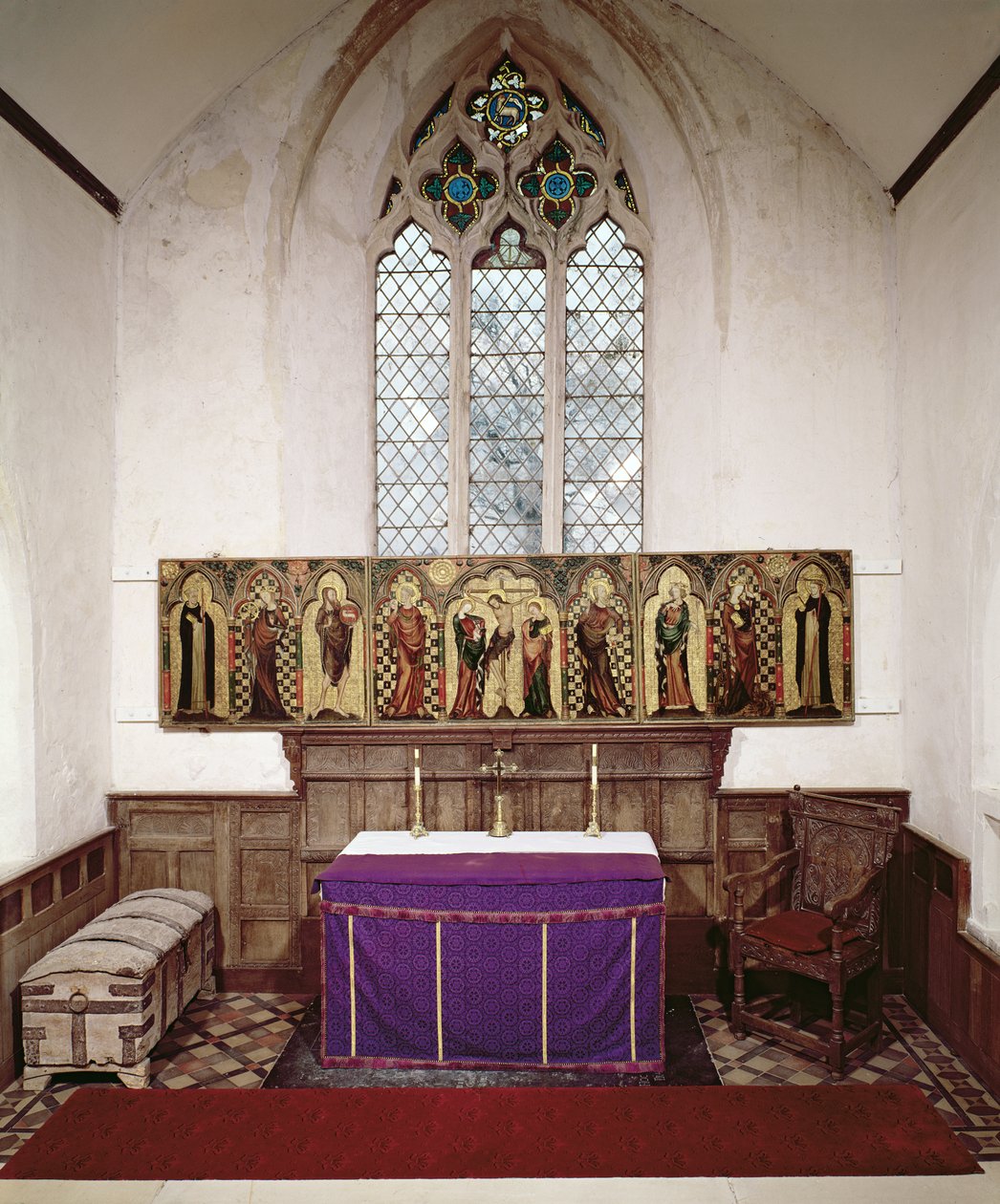 Retable, joka kuvaa ristiinnaulitsemista kahdeksan pyhän kanssa, n. 1300 (tempera ja kultalehti taulussa) (katso myös 394990) tekijältä English School