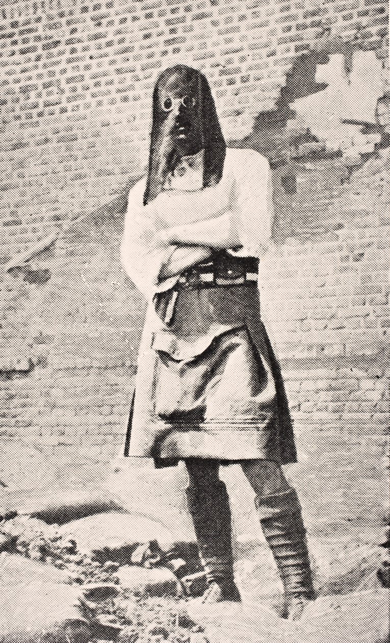 Skotlantilainen sotilas kaasunaamari päässään vuonna 1915, Lontoossa vuonna 1916 julkaistusta The War Illustrated deLuxe -lehdestä. tekijältä English School