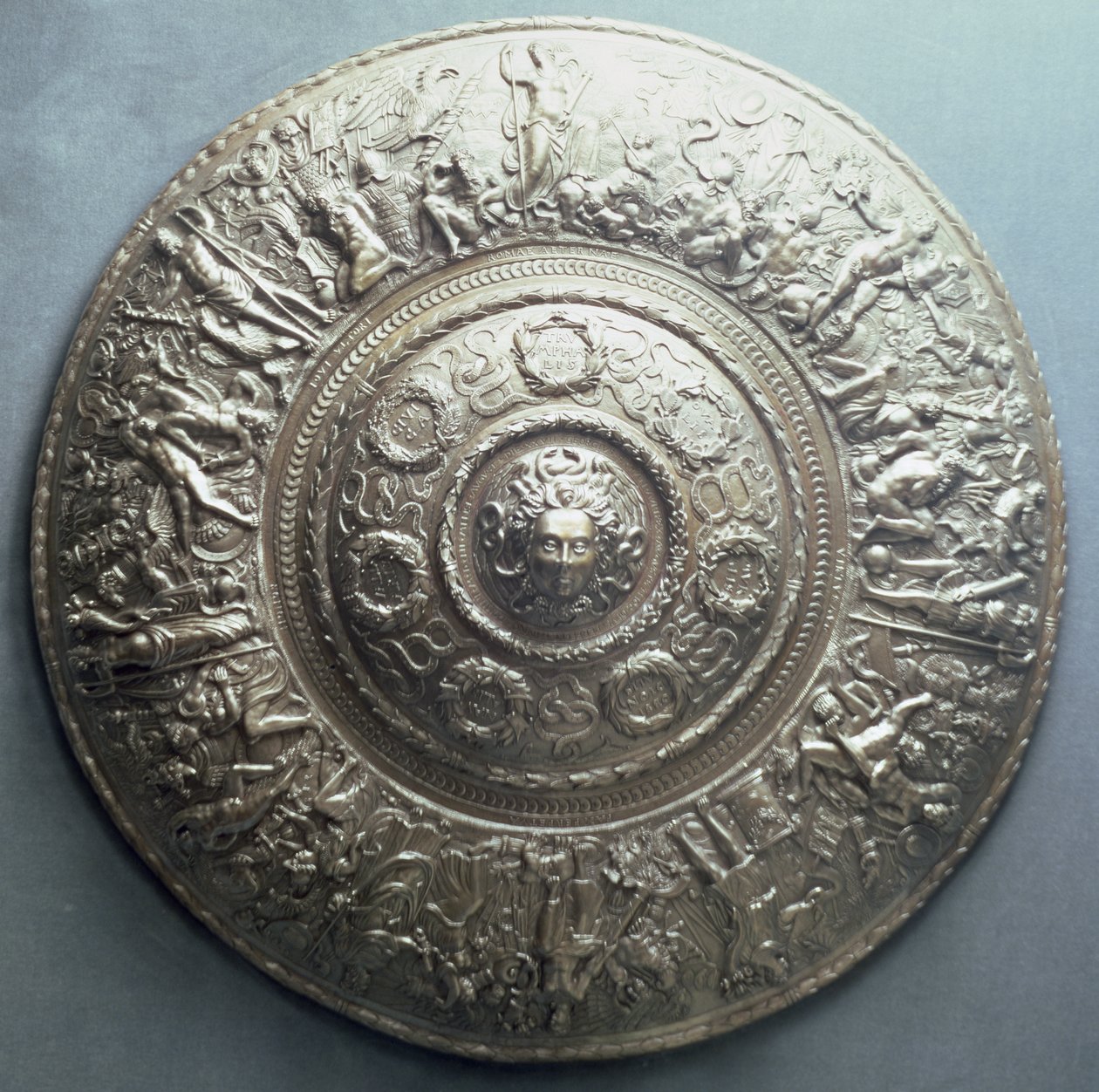 Kilpi Medusan päällä, 1552 (hopea) tekijältä English School