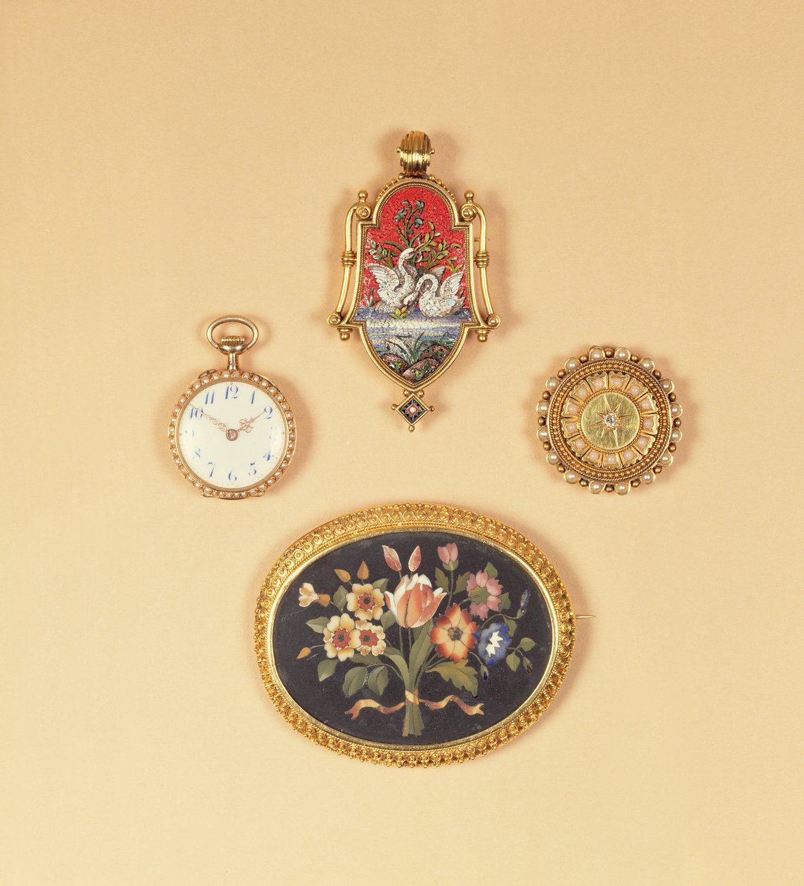 Split helmiäiskello (edessä ja takana); Victorian mikro-mosaiikki rintakoru; Viktoriaaninen pietra-dura rintakoru tekijältä English School