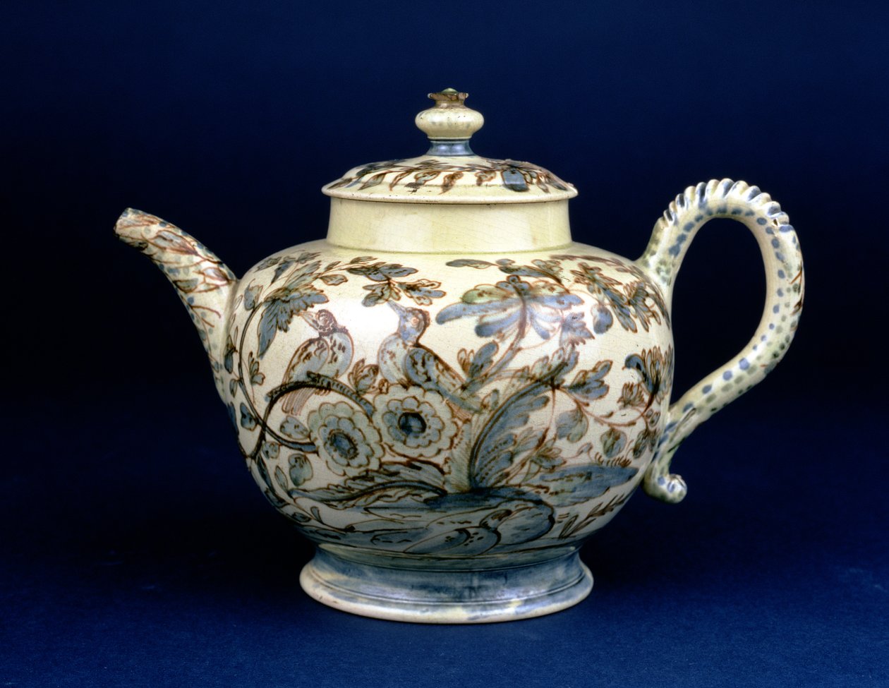 Staffordshire Creamware -teekannu, joka tunnetaan nimellä The Tunstall Teapot, koristeltu kolmella linnulla itämaisessa lehdessä, maalattu ruskehtavalla mangaanilla. F. Morgin sinisellä ja vihreällä aluslasituksella korostettu ääriviiva tekijältä English School