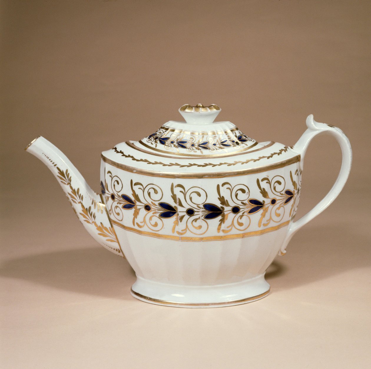 Miles Masonin Staffordshire-teekannu, uurrettu ja kullattu, 1800-luvun alku (keraaminen) tekijältä English School