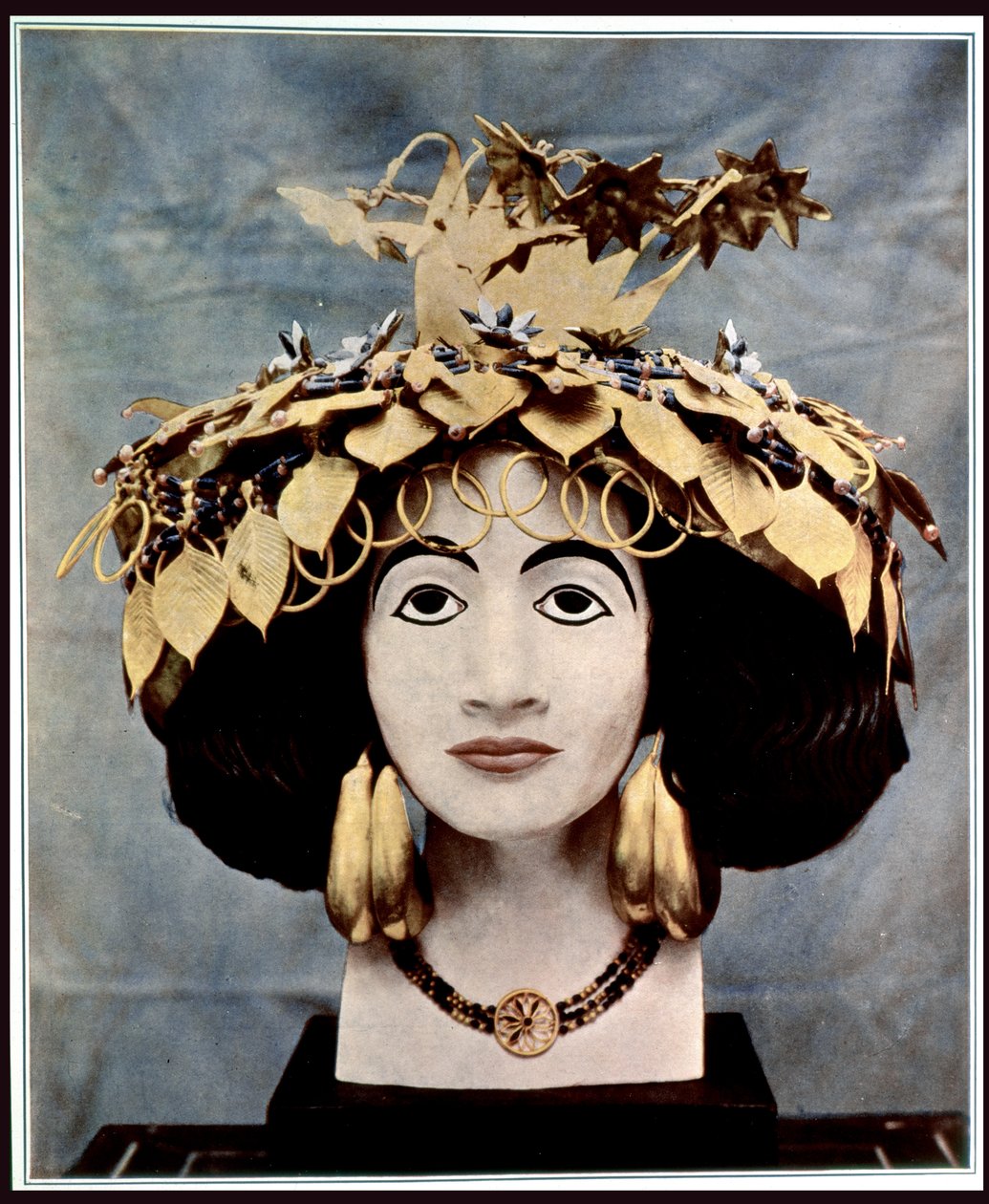 Queen Shub-adin käyttämä sumerilainen päähine, jonka herra C. Leonard Woolley löysi Urista ja julkaistiin Illustrated London Newsissa, 1928 tekijältä English School