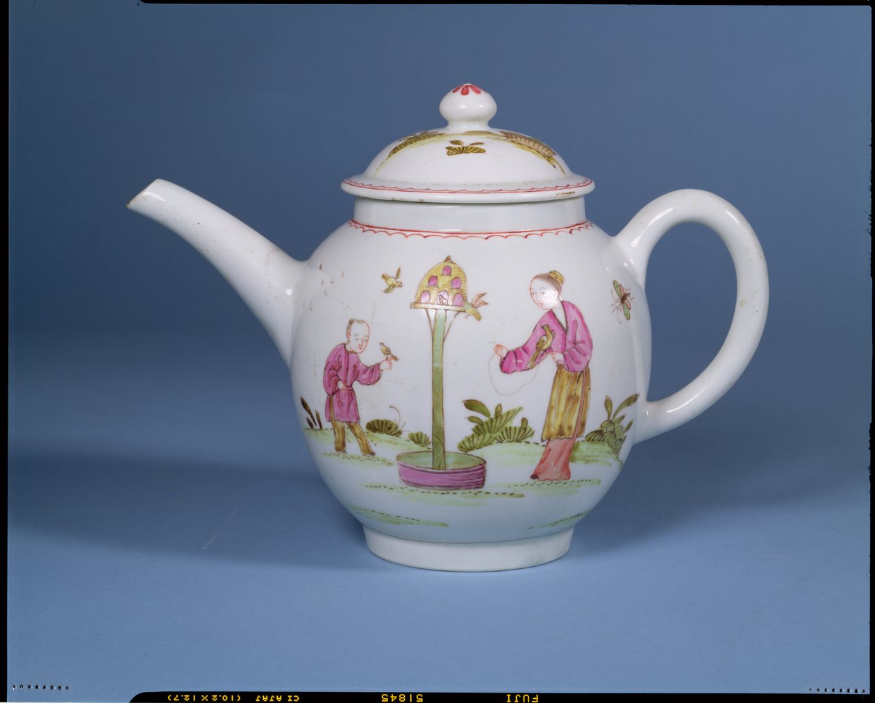 Teekannu ja kansi, jossa kyyhkyslakka ja kaksi chinoiserie-figuuria, luultavasti 1770-75 (posliini) tekijältä English School