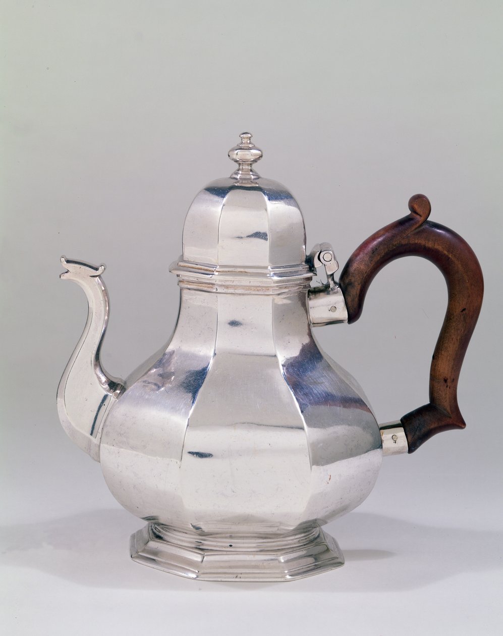 Tearle and Lamb teekannu, 1718-19 (hopea) tekijältä English School