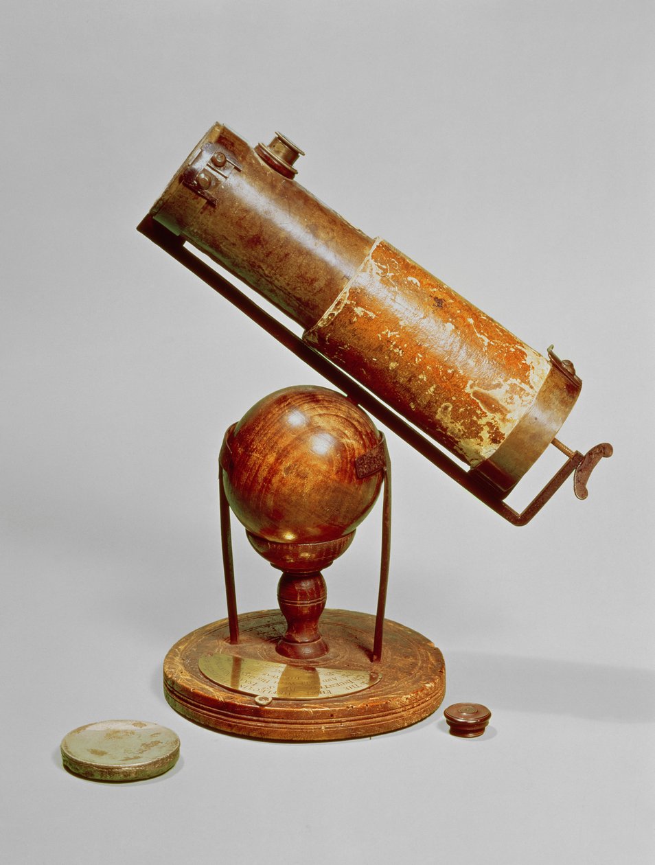 Sir Isaac Newtonille (1642-1727) kuuluva kaukoputki 1671 tekijältä English School