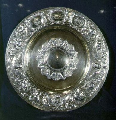 Caroline Alms Dish, valmistettu Lontoossa, 1665-1666 (hopeakullattu) (katso myös 355579 ja 355591) tekijältä English School