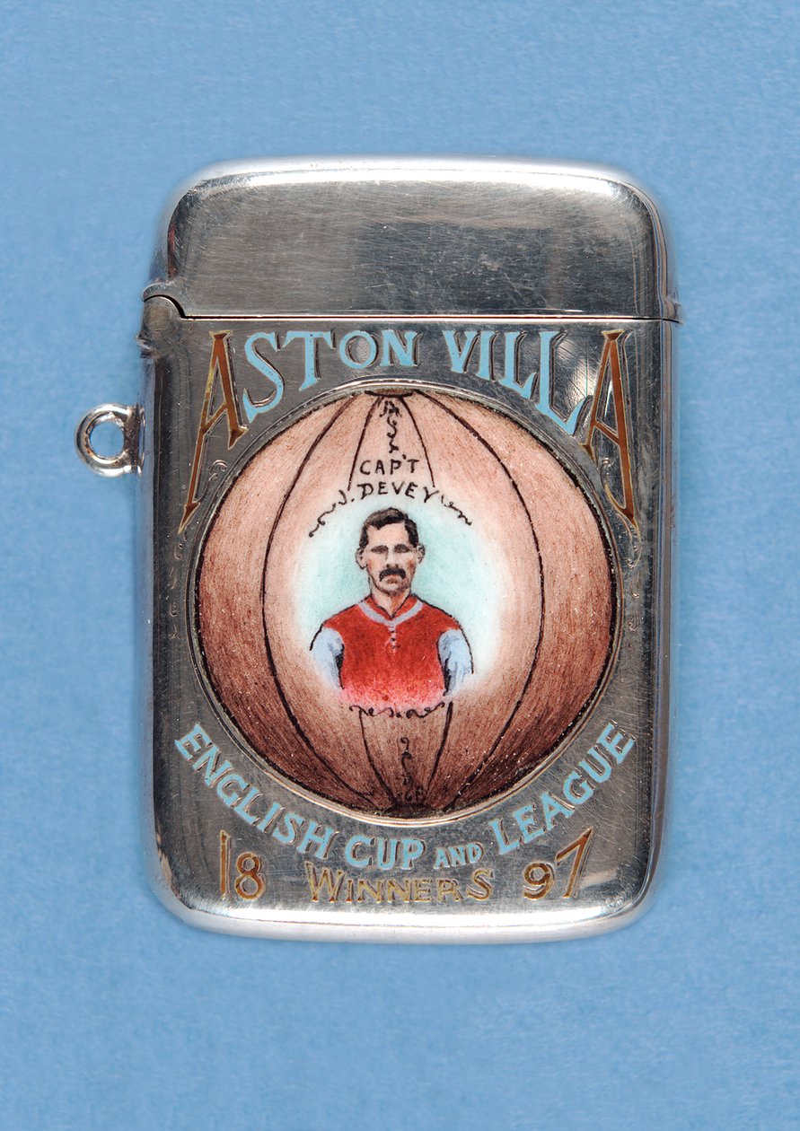 Vesta-kotelo koristeltu "Aston Villa English Cupin ja liigan voittajilla", 1897 (metalli ja emali) tekijältä English School