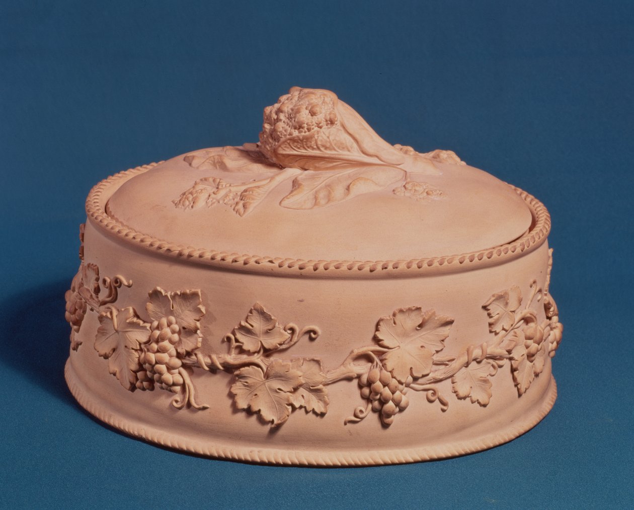 Wedgwood Game Pie Dish, n. 1820 (keraaminen) tekijältä English School