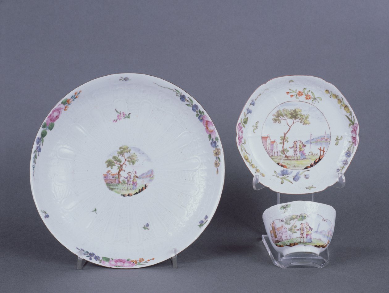 Worcester-teekulho ja lautanen ja astia, chinoiserie-koristelu, n.1750-55 (keraaminen) tekijältä English School
