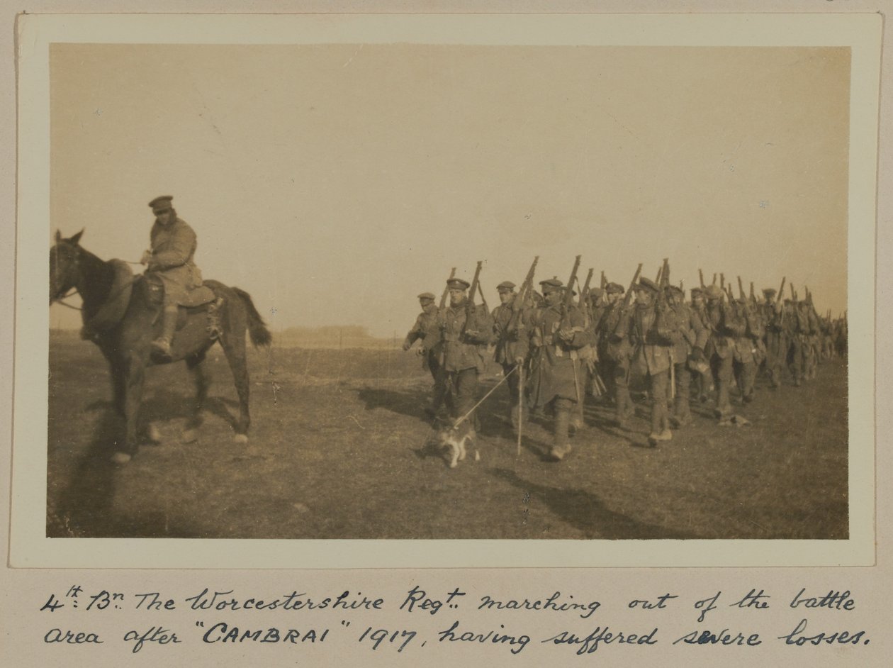 4: Bn. Worcestershire Regt. marssi pois taistelualueelta "CAMBRAI" 1917 jälkeen kärsittyään vakavia tappioita tekijältä English Photographer