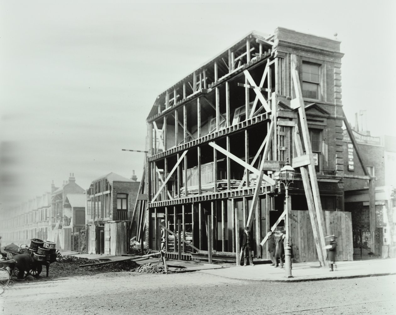85 Stoke Newington Road: Stoke Newington Roadin ja Prince George Roadin kulma, 1897 tekijältä English Photographer