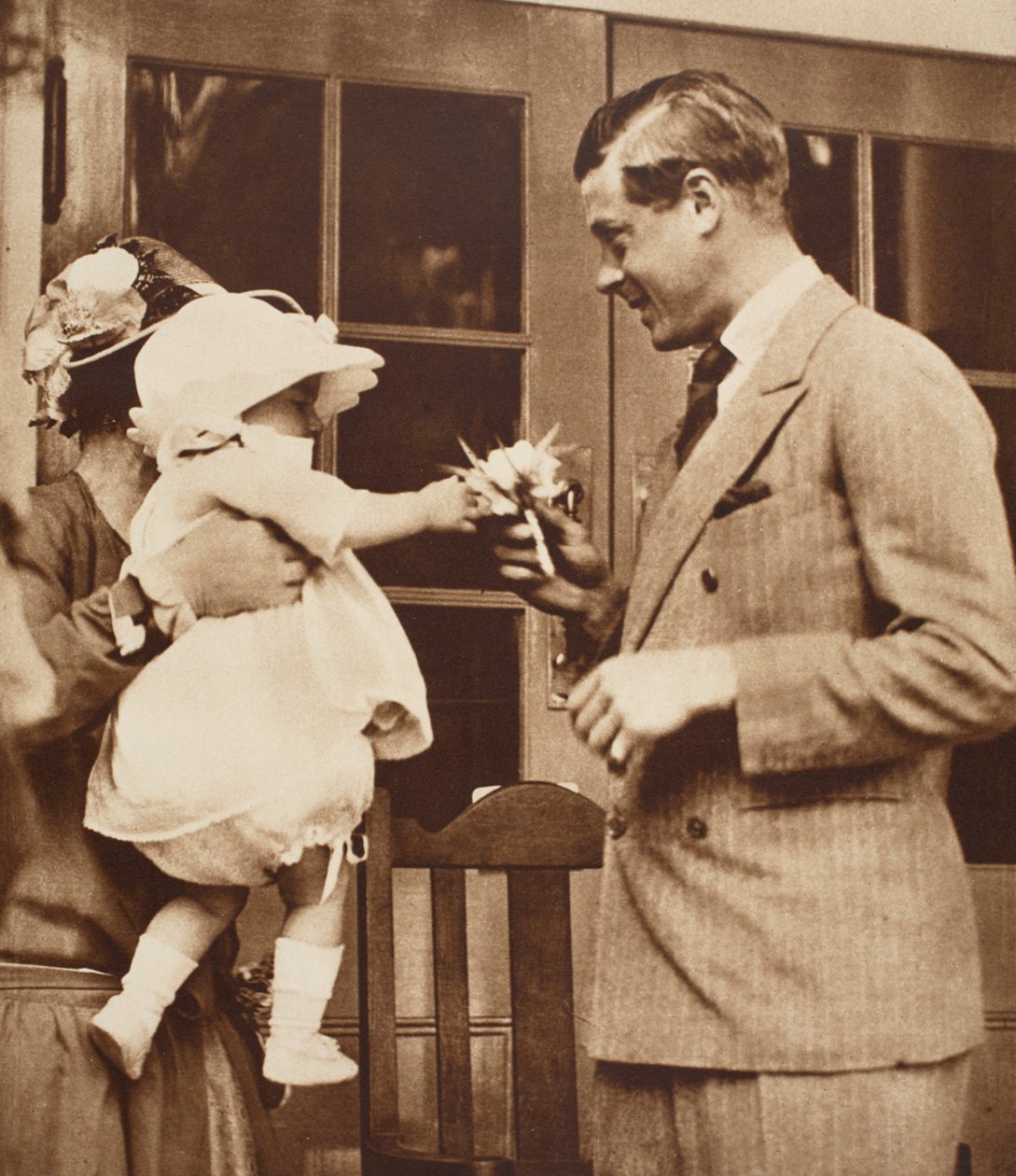 Lapsi kätkee kuningas Edward VIII:lle kimpun Enham Village Centressä, 1926 tekijältä English Photographer