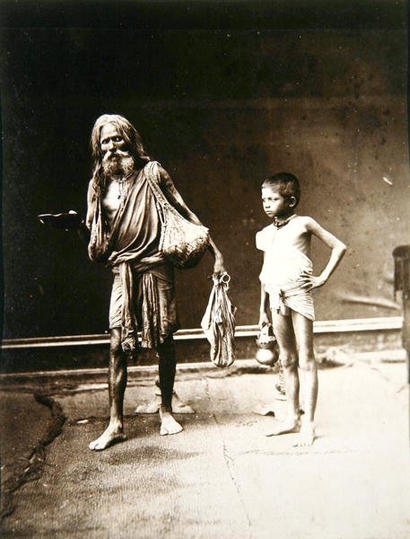 Fakiiri ja hänen avustajansa, Intia, n. 1880 (albumiprintti) tekijältä English Photographer