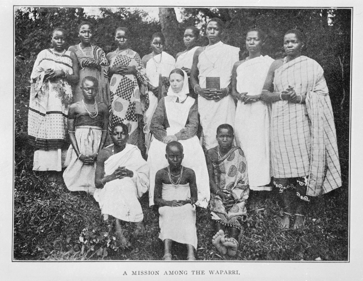 Mission Waparrien keskuudessa, elokuvasta In Wildest Africa: ennätys metsästys- ja tutkimusmatkasta Ugandan, Victoria Nyanzan, Kilimanjaron alueen ja Brittiläisen Itä-Afrikan halki, Peter MacQueen, 1910 tekijältä English Photographer