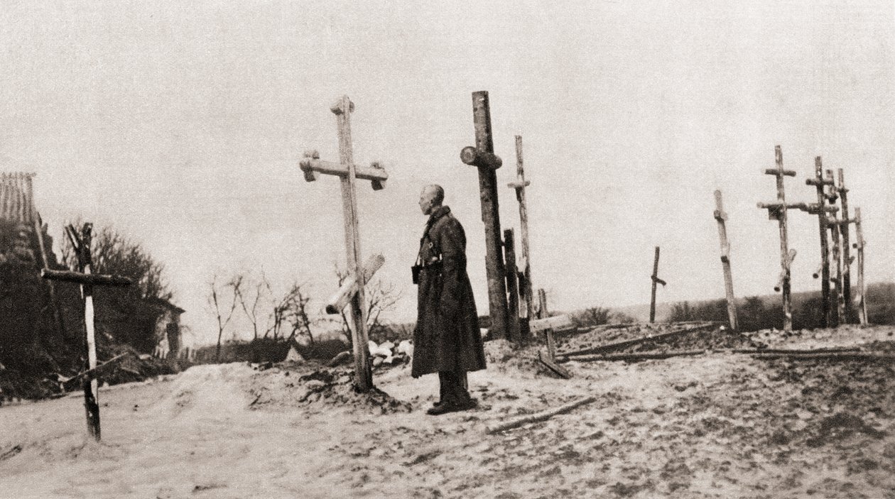 Venäläinen sotilas asetoverinsa haudalla ensimmäisen maailmansodan aikana, The Illustrated War News, 1915 tekijältä English Photographer