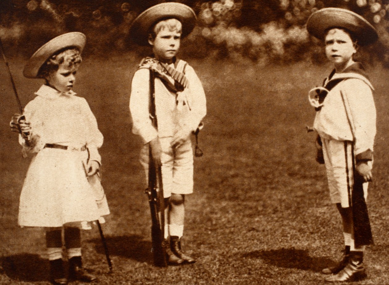 Nuori kuningas Edward VIII poraamassa sisaruksiaan, Yorkin herttua ja kuninkaallinen prinsessa, n. 1899 tekijältä English Photographer