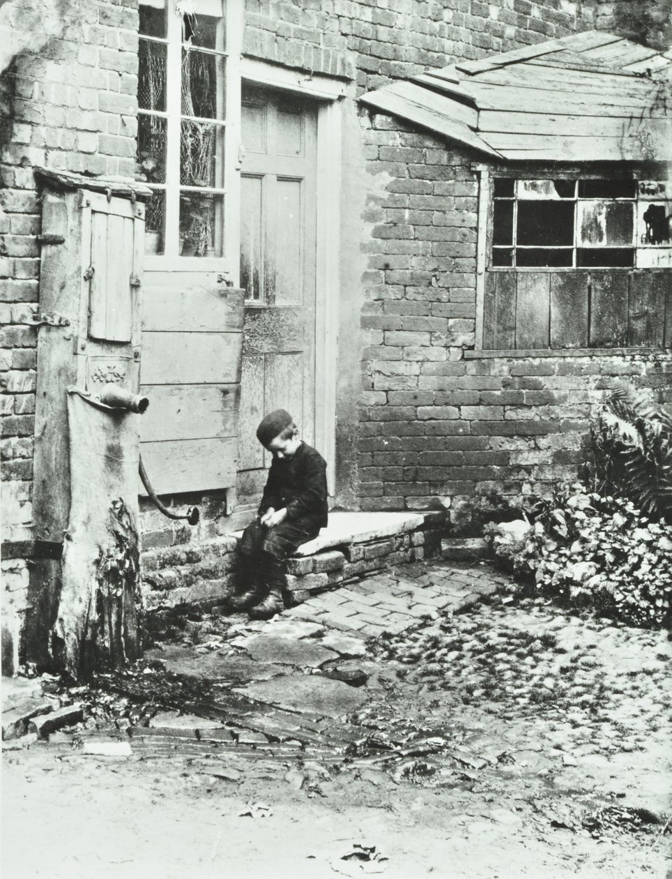 Poika Frogmoressa, Lontoossa, 1888 tekijältä English Photographer