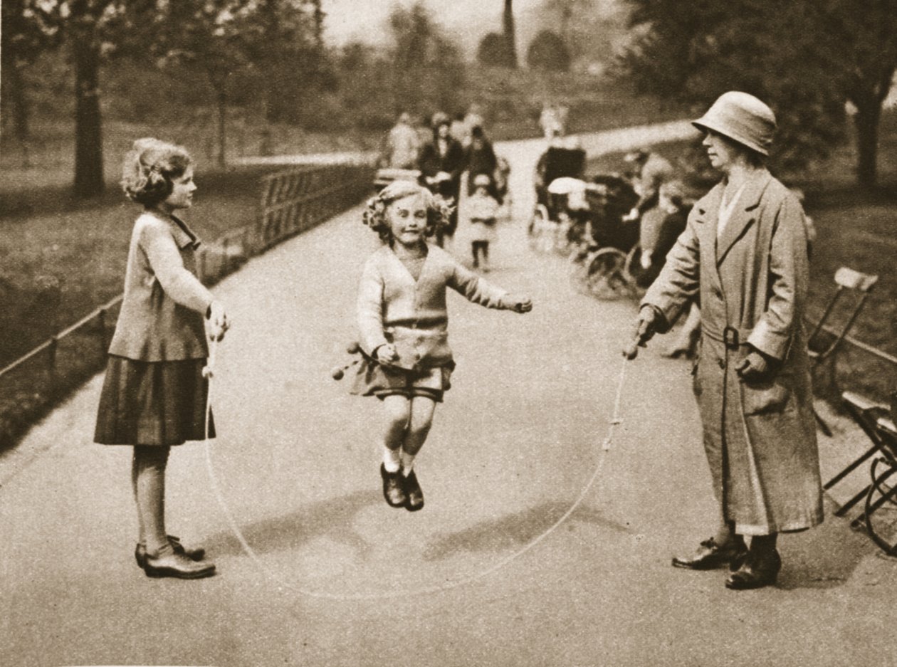 Tyttö hyppää Hyde Parkissa tai Kensington Gardensissa, Wonderful Londonista, julkaistu 1926-27 (syväpaino) tekijältä English Photographer