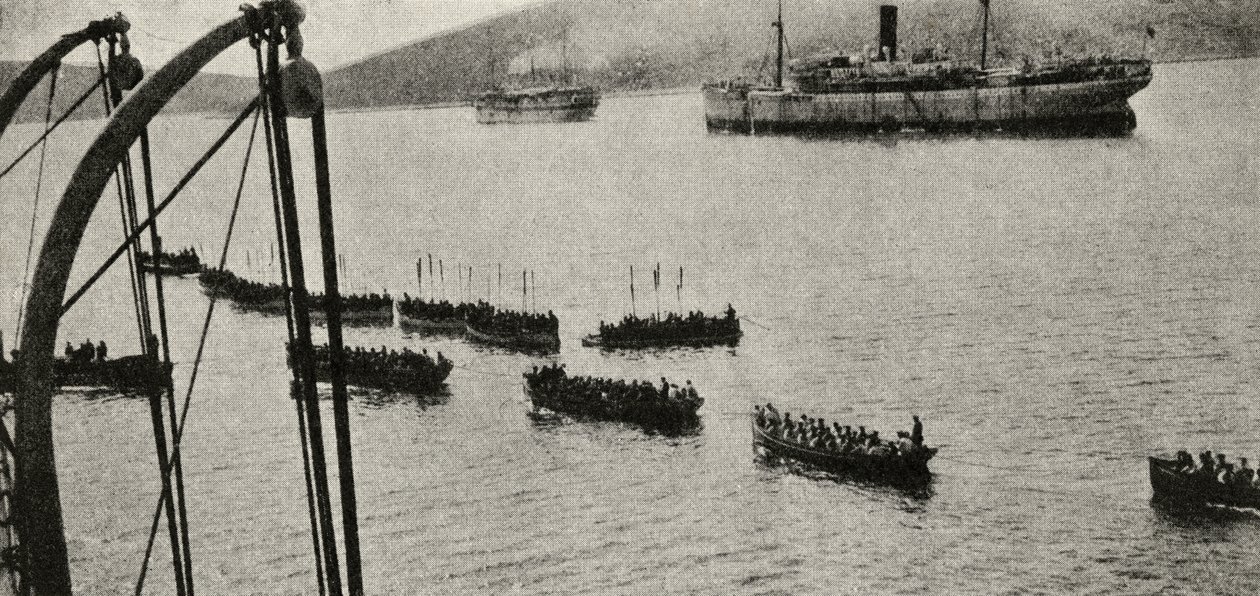 Maihinnousujoukko, joka poistui kuljetuksista rantaan Gallipolin kampanjan aikana, teoksesta The Great War: A History, osa III, 1916 tekijältä English Photographer