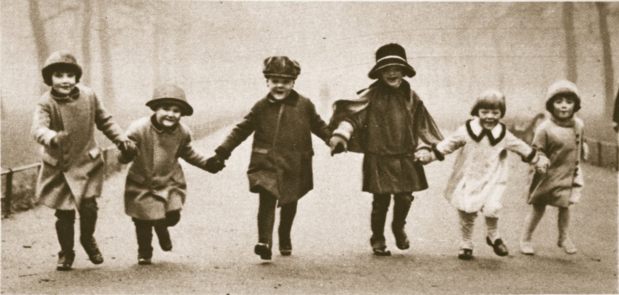 Hyde Parkissa juoksevien hyvin pukeutuneiden lasten rivi Wonderful Londonista, julkaistu 1926-27 (syväpaino) tekijältä English Photographer