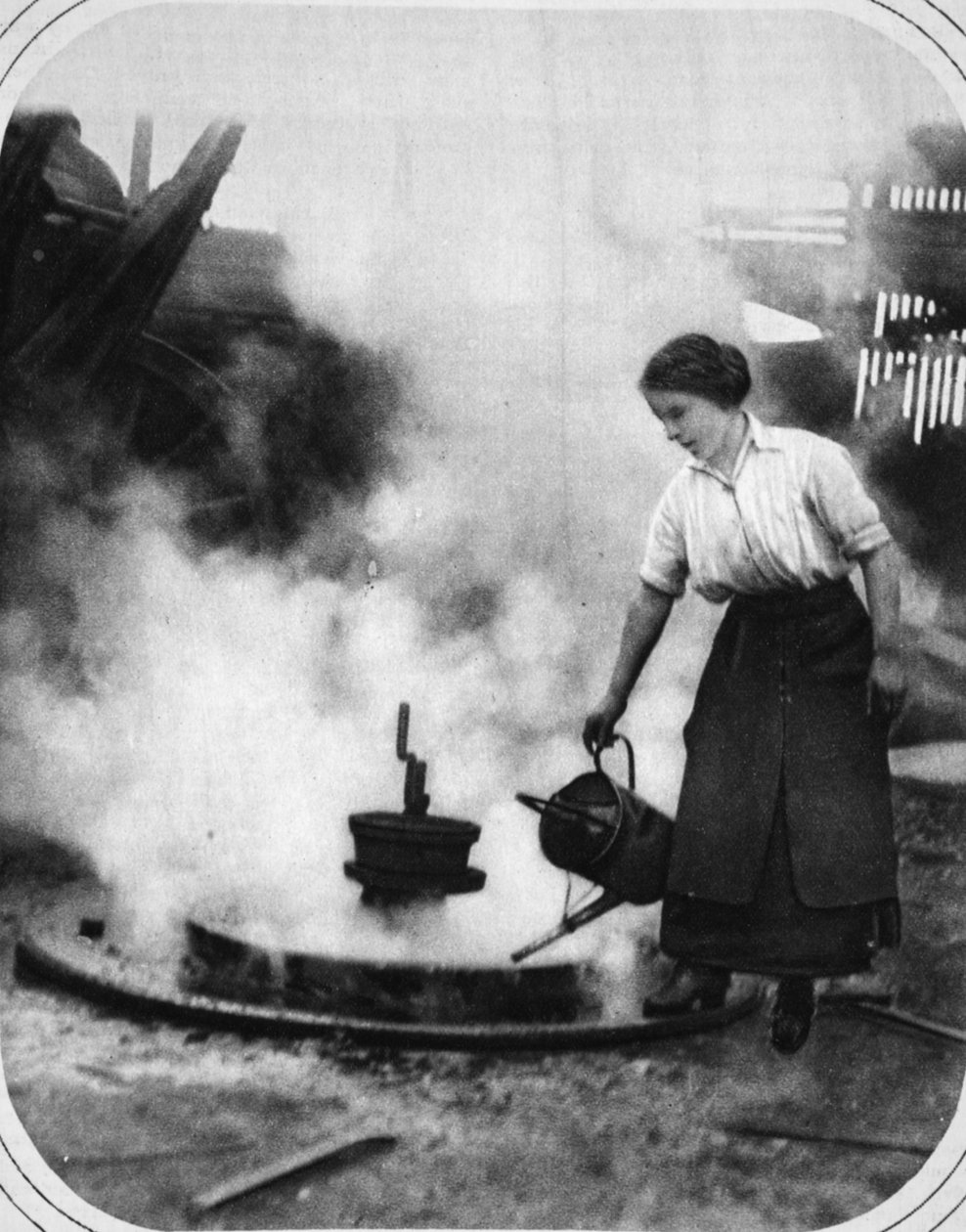 Valmis apulainen sodan aikana: neiti Edith Hawley jäähdyttelee pyörää, kuvitus The Illustrated War Newsista, 6. syyskuuta 1916 tekijältä English Photographer