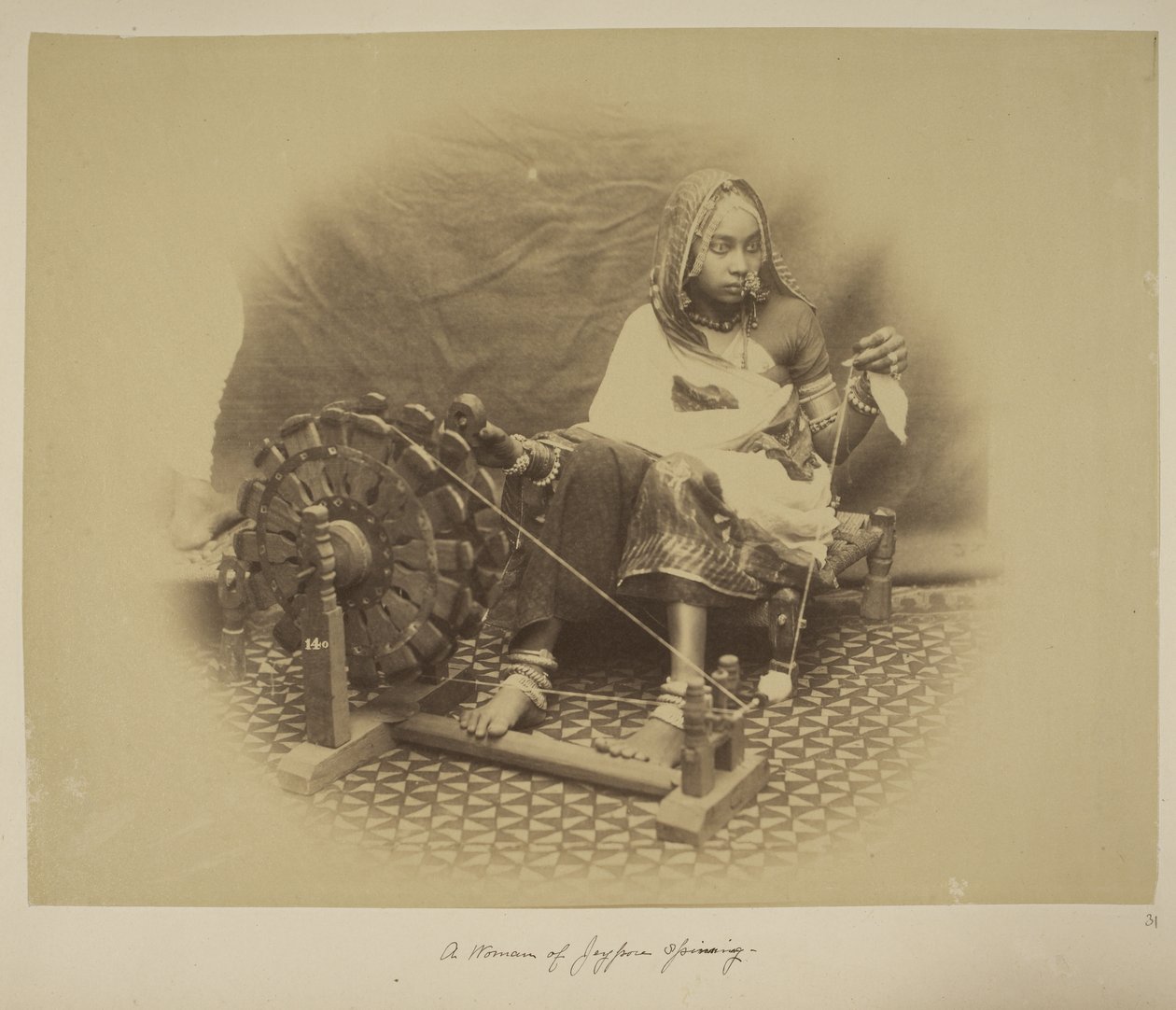 Jeyporen nainen, joka kehrä, n. 1890 (m/v kuva) tekijältä English Photographer