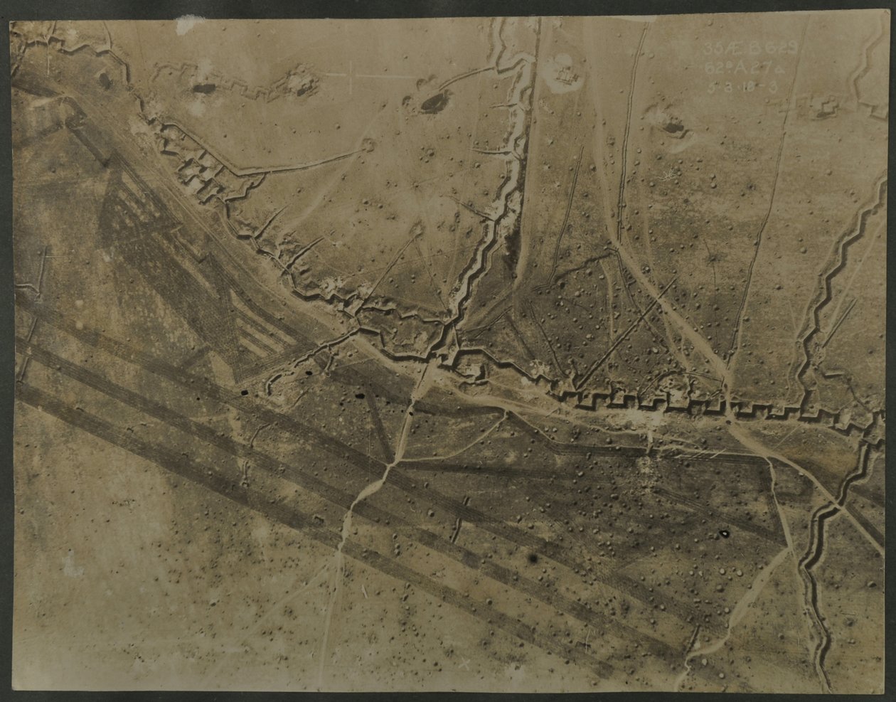 Ilmakuva ensimmäisen maailmansodan haudoista, 1918 tekijältä English Photographer