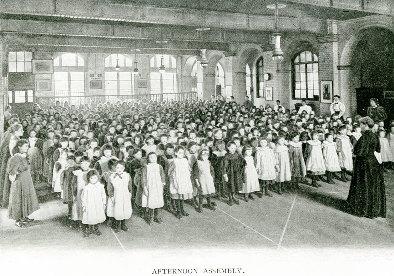Afternoon Assembly, n. 1900 (b/w valokuva) tekijältä English Photographer