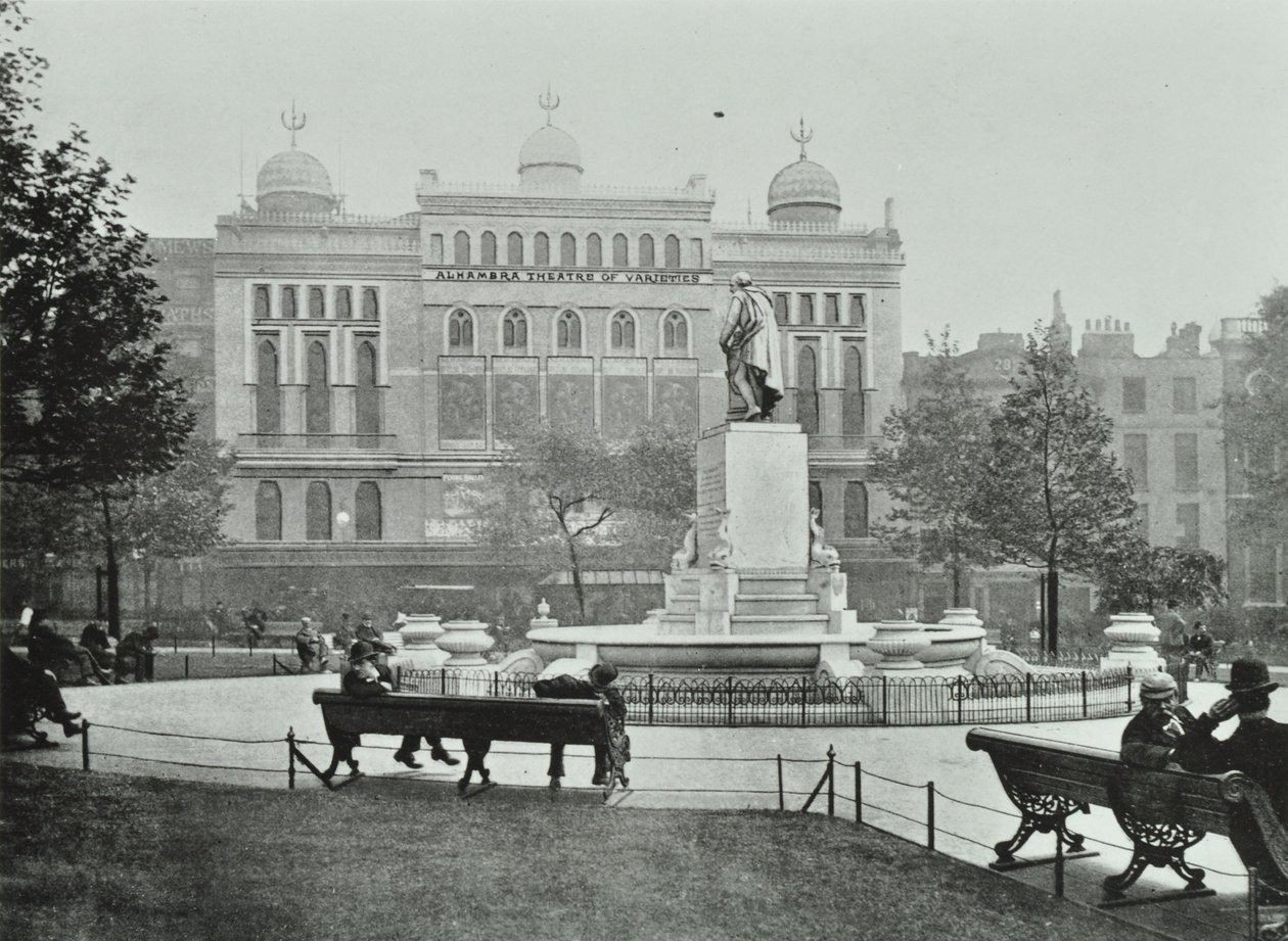 Alhambra, Leicester Square, Westminster LB: itäpuoli, 1895 tekijältä English Photographer