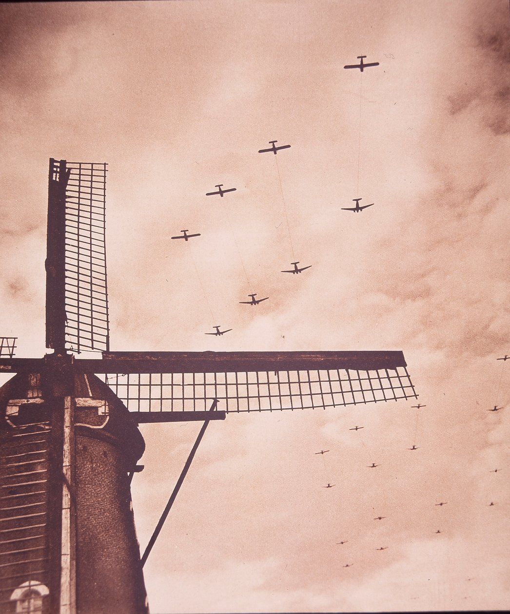Liittoutuneiden lentokoneet hinaavat purjelentokoneita, jotka kuljettavat ilmassa olevia joukkoja Alankomaiden yllä, Arnhemin taistelu tekijältä English Photographer