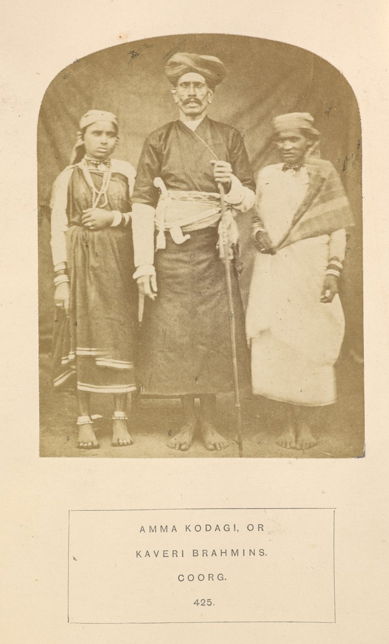 "Amma Kodagi tai Kaveri Brahmins", teoksesta "The People of India: Valokuvakuvia kuvailevalla kohopainolla Hindustanin roduista ja heimoista", osa. VIII, kirjoittanut John Forbes Watson tekijältä English Photographer